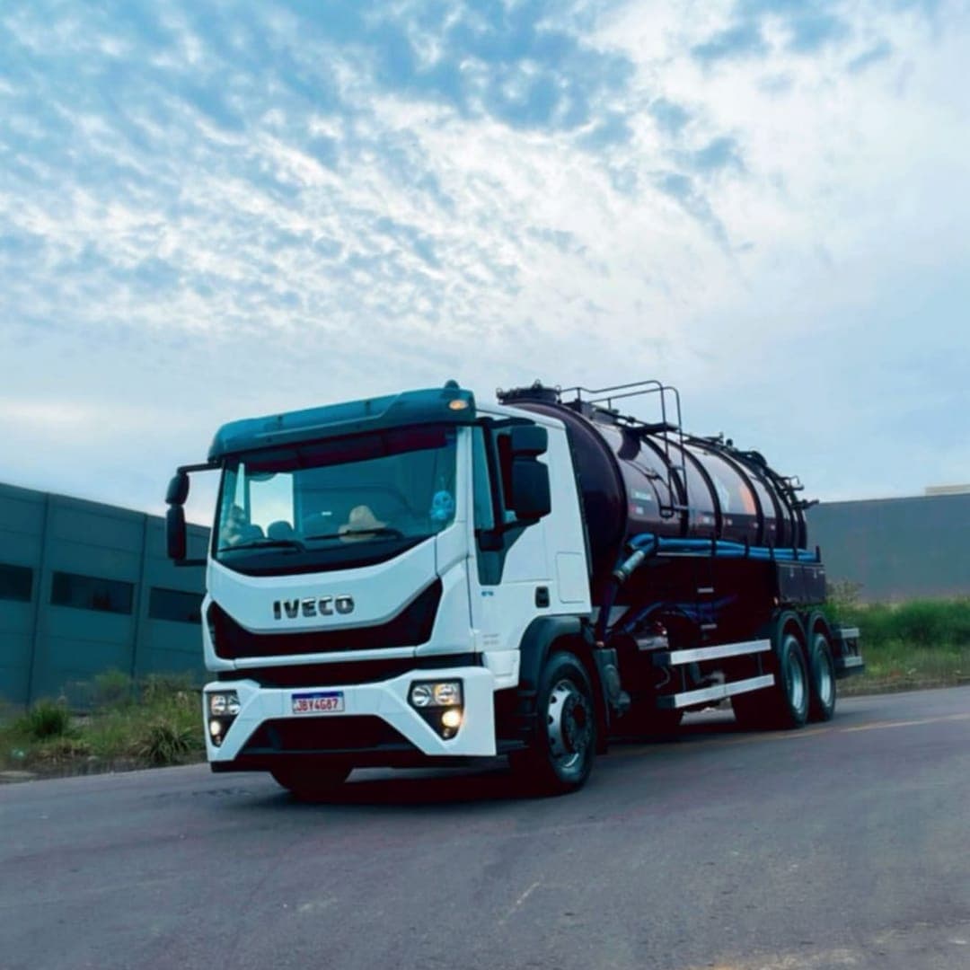 Caminhão-tanque da Rotorlimp para coleta e transporte de resíduos líquidos.